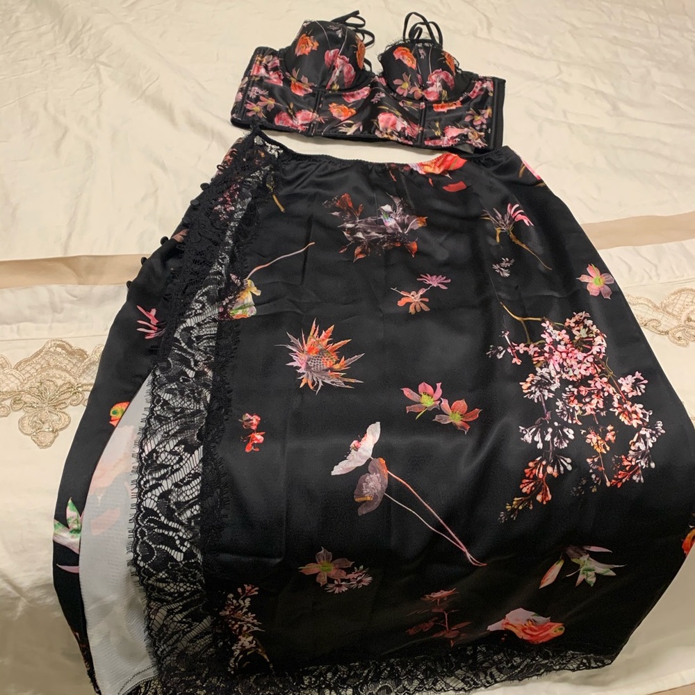 Women Victoria’s Secret 34B Lace Up
